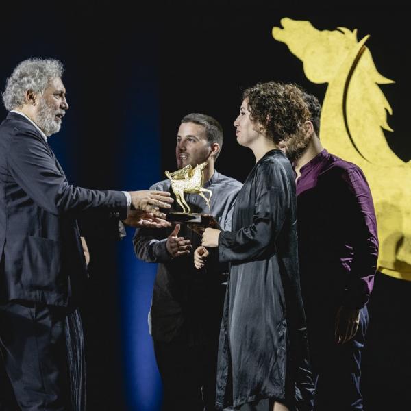 Francesco Piccolo premia il gruppo Edoardo Bramucci, Alessandra Pieroni, Riccardo Frontori e Marta Cirelli